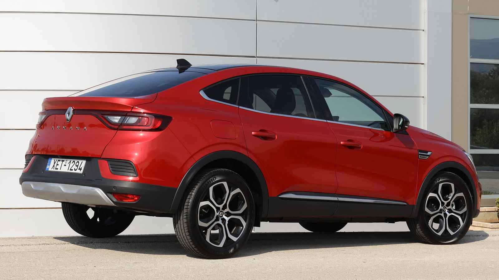 Στο πίσω μέρος στέκουν υπερήφανα τα διαιρούμενα πίσω φώτα, με την υπογραφή C, που ενώνονται μεταξύ τους με μια λωρίδα, τονίζονταν το πλάτος του αυτοκι